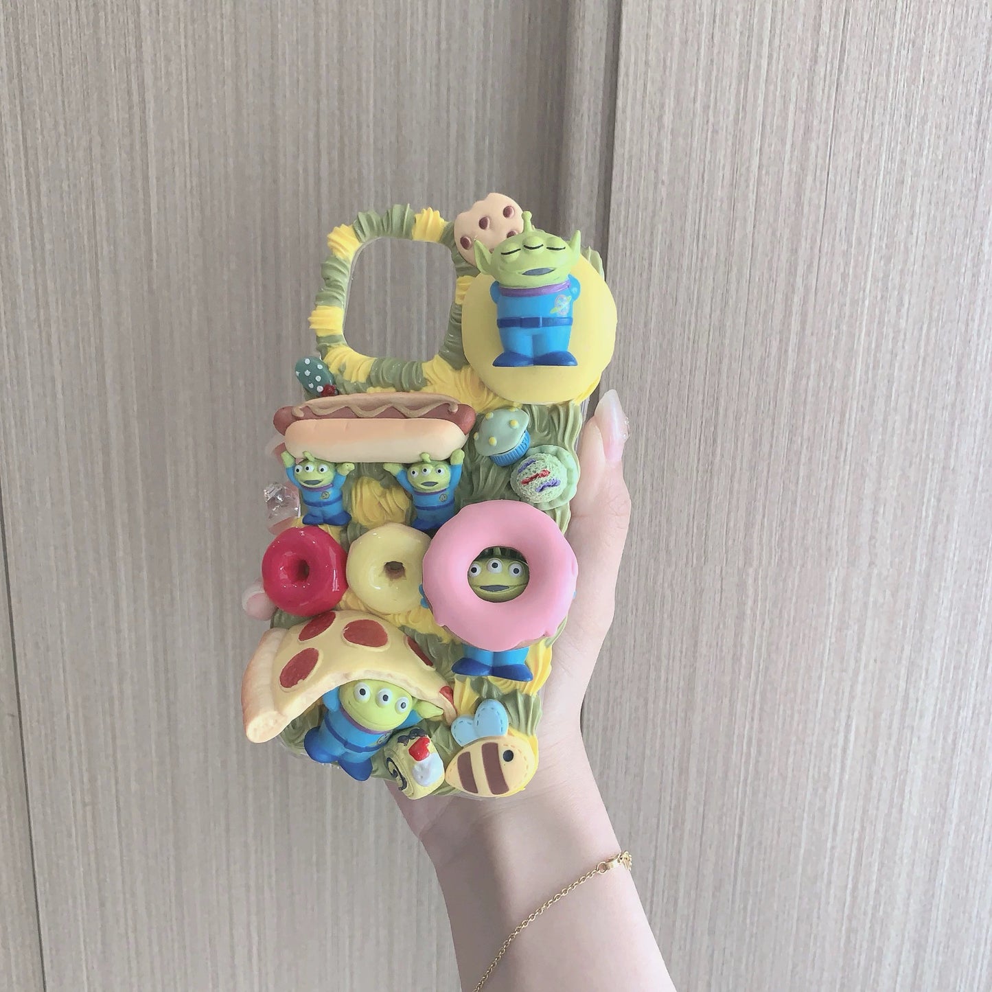 Phone case with cartoon figures (Aliens)