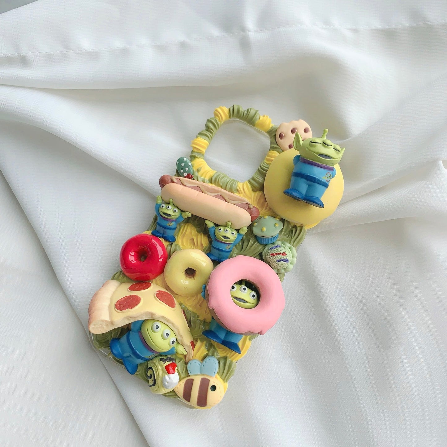 Phone case with cartoon figures (Aliens)