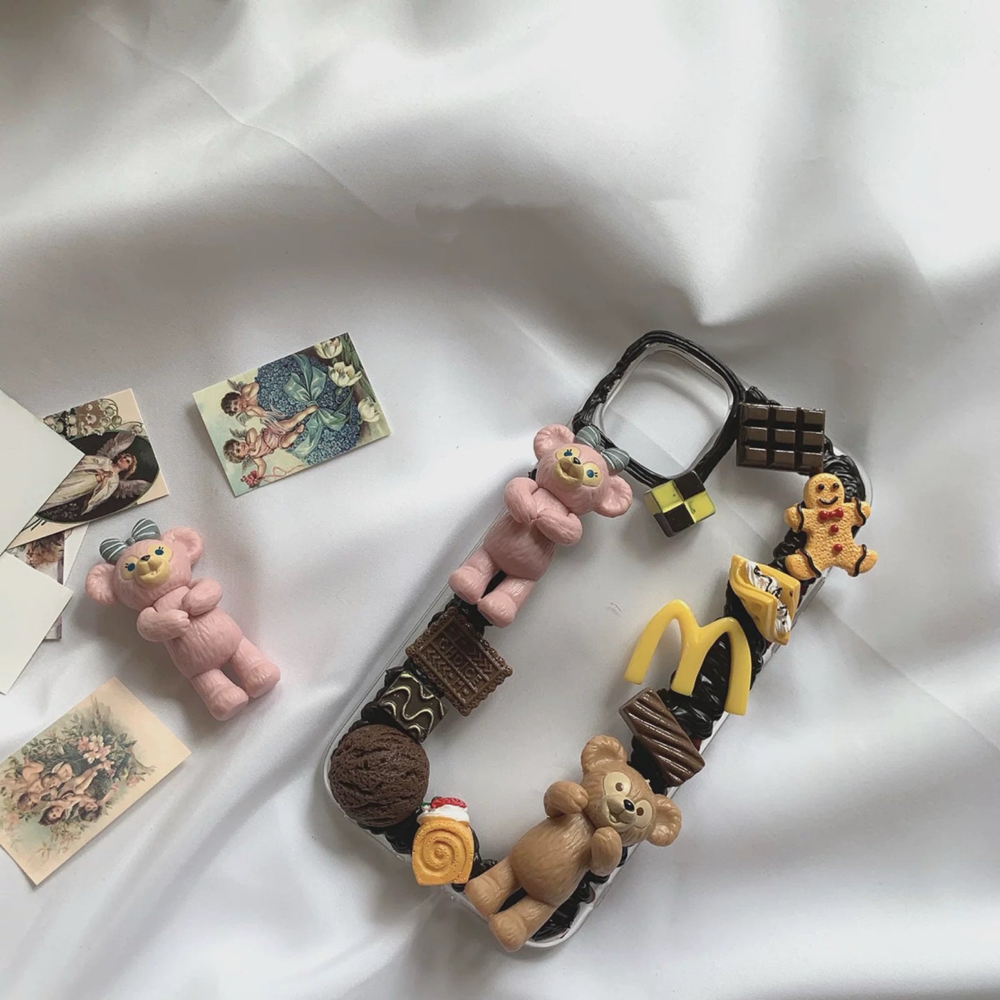 Phone case with cartoon figures (Duffy and his friends-Duffy)