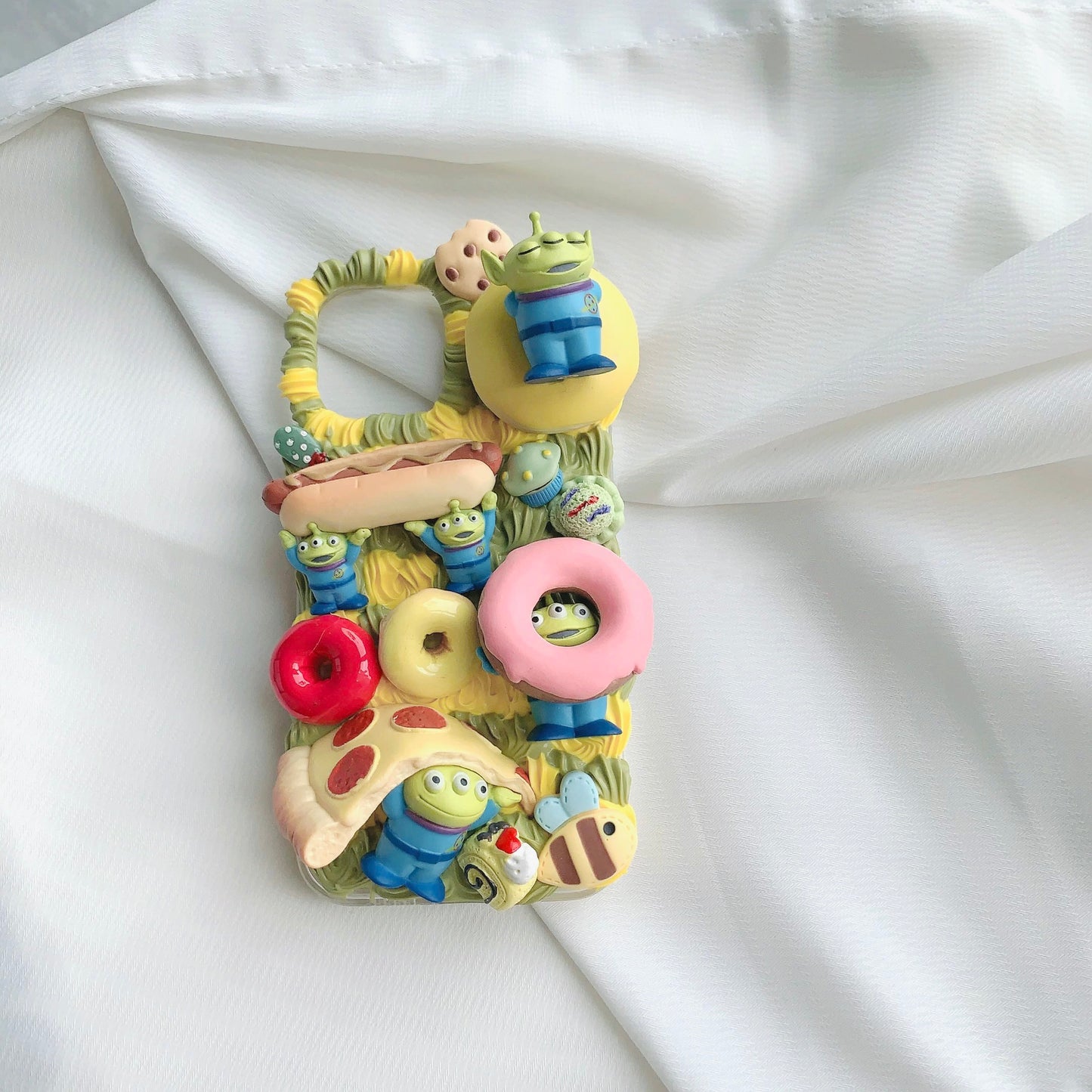 Phone case with cartoon figures (Aliens)